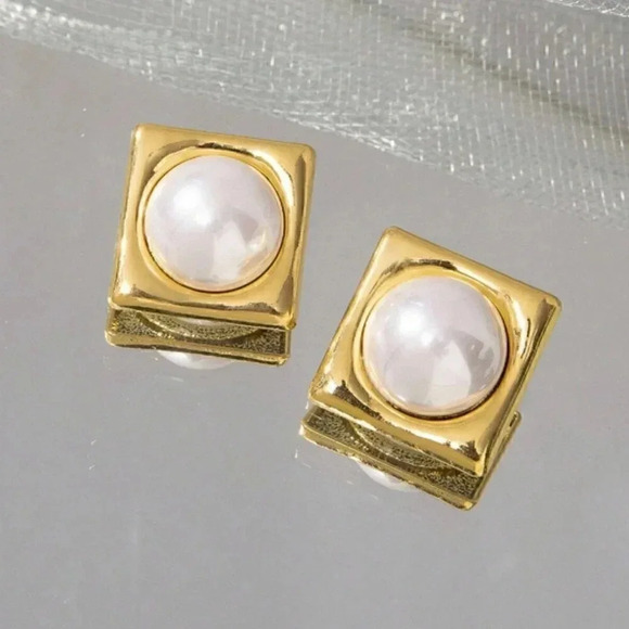 . Jewelry - Square pearl statement earrings